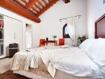 Le Castle Room del terzo piano sono caratterizzate dal soffitto con travi in legno e tavelle in cotto del XVIII secolo