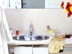 Lavabi in acciaio e pareti in marmorino sono le caratteristiche salienti dei bagni dell'Albergo Due Mori di Marostica