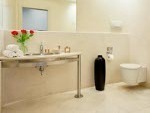 Il lavabo delle camere 2 e 6 � elegantemente inserito in una 'goccia'  di marmorino bianco