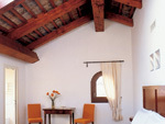 Le camere del terzo piano con il loro soffitto in legno creano un'atmosfera intima e assolutamente romantica