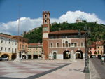 Marostica � una citt� murata nel cuore del Veneto. Si trova a circa 70 km da Venezia