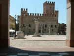 La piazza principale � dominata dall�imponente castello costruito dagli Scaligeri nel Trecento. E� tutt�ora centro attivo della vita cittadina ed � in gran parte visitabile anche all�interno