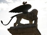 Il Leone di San Marco ricorda i 4 secoli di governo veneziano ed � presente in tutte le citt� della terraferma veneta. A Marostica vi osserver� dall�alto mentre attraversate la piazza � e non solo!