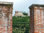 Dalla cima del colle Pausolino le rovine del Castello Superiore dominano ancora il borgo medievale. Qui sono state fotografate dal camminamento del Castello Inferiore, ora riaperto al pubblico