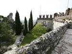 Al Castello Superiore si pu� accedere in macchina oppure attraverso una piacevole passeggiata lungo il sentiero che dalla Chiesa dei Carmini sale fino alla cima del colle