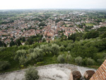 La suggestiva vista panoramica sulla citt� di Marostica e la pianura circostante � uno dei motivi per salire a piedi fino al Castello Superiore