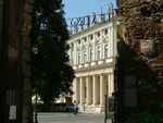 Vicenza. Ingresso di Teatro Olimpico con scorcio su Palazzo Chiericati