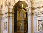 Vicenza. Particolare della porta regia di Teatro Olimpico, opera ultima di Andrea Palladio. Oltre l�arco si intravede la scenografia realizzata da Vincenzo Scamozzi