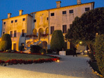 Lonedo. Veduta notturna di Villa Godi, la prima villa progettata da Andrea Palladio