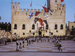 Partita a scacchi di Marostica. Gli sbandieratori si esibiscono sulla grande scacchiera